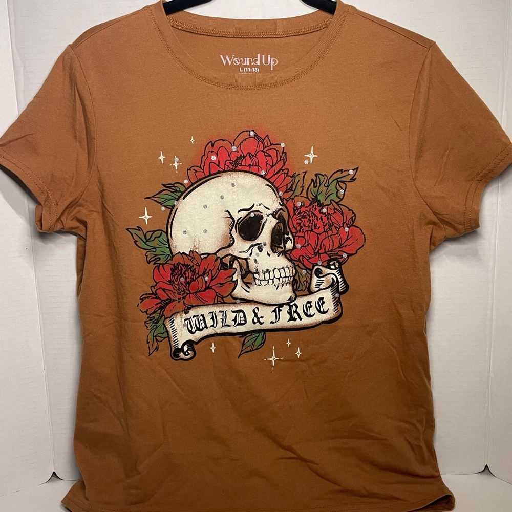 Wound Up Junior’s Large Brown Tee with Skull and Floral Graphic